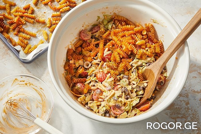 crispy-pasta-salad-tr26-283442-md-p2-06-16-4b-1784715615.jpg